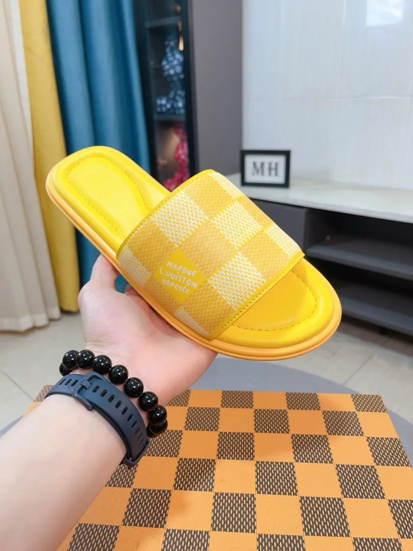 Men's shoes 💰340🌹🌹 (lv-Louis Vuitton) New men's slippers, high-end boutique, exquisite embossed logo decoration on the upper, fine workmanship, super soft soles, casual, loose and comfortable, a must-have in summer! \nsize：38-44